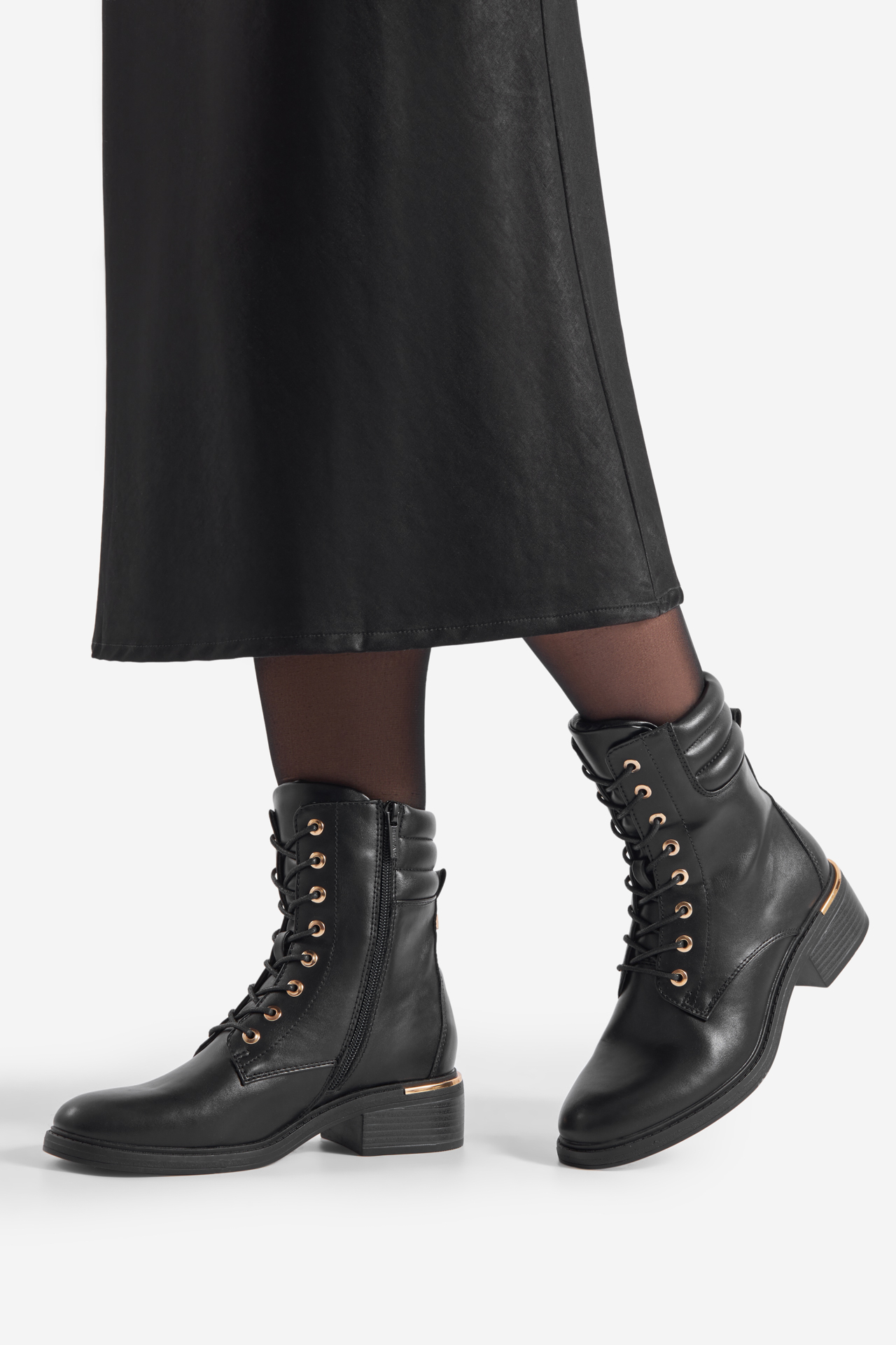 Šněrovací vyšší obuv ČERNÁ