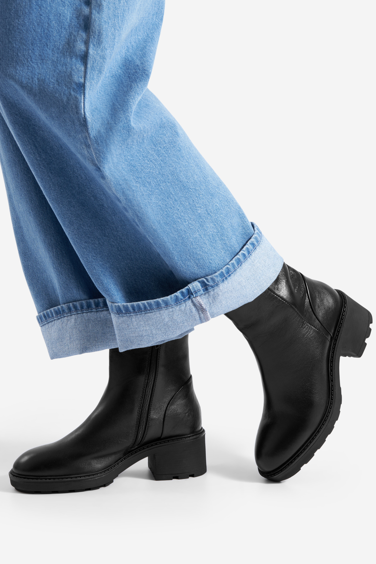 Kotníková obuv ČERNÁ