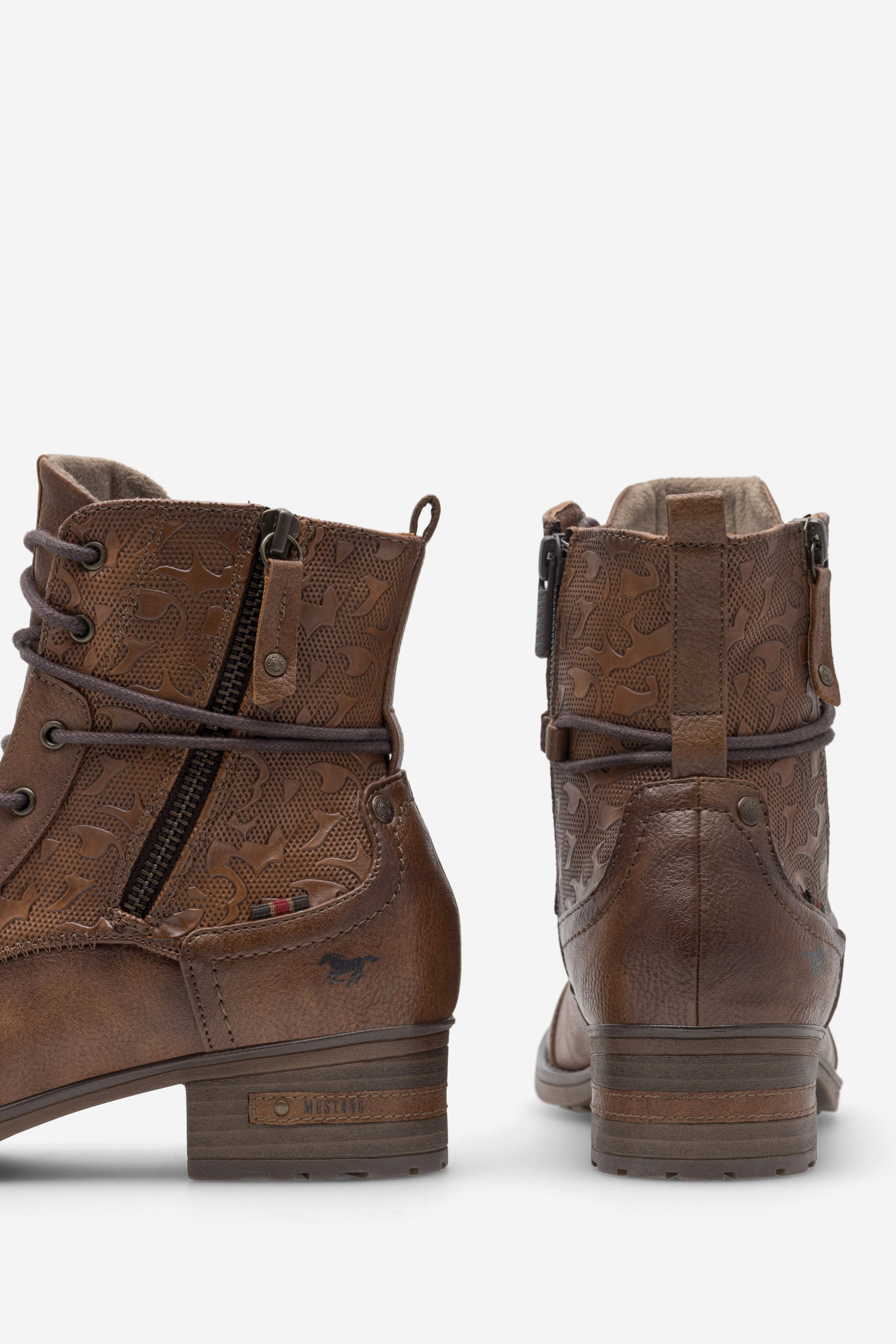 Gležnjarji z vezalkami Rjava