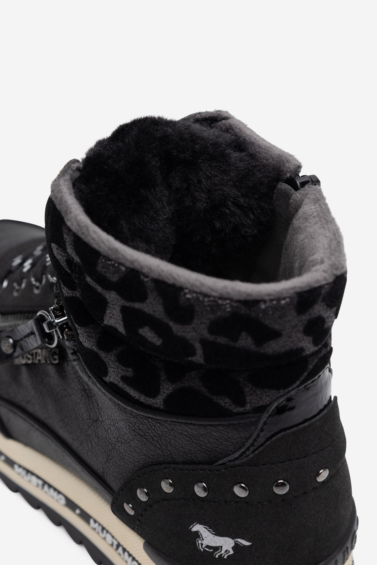 Gležnjarji z vezalkami Črna