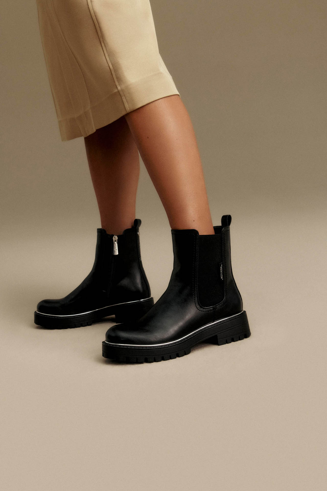 Gležnjarji chelsea Črna