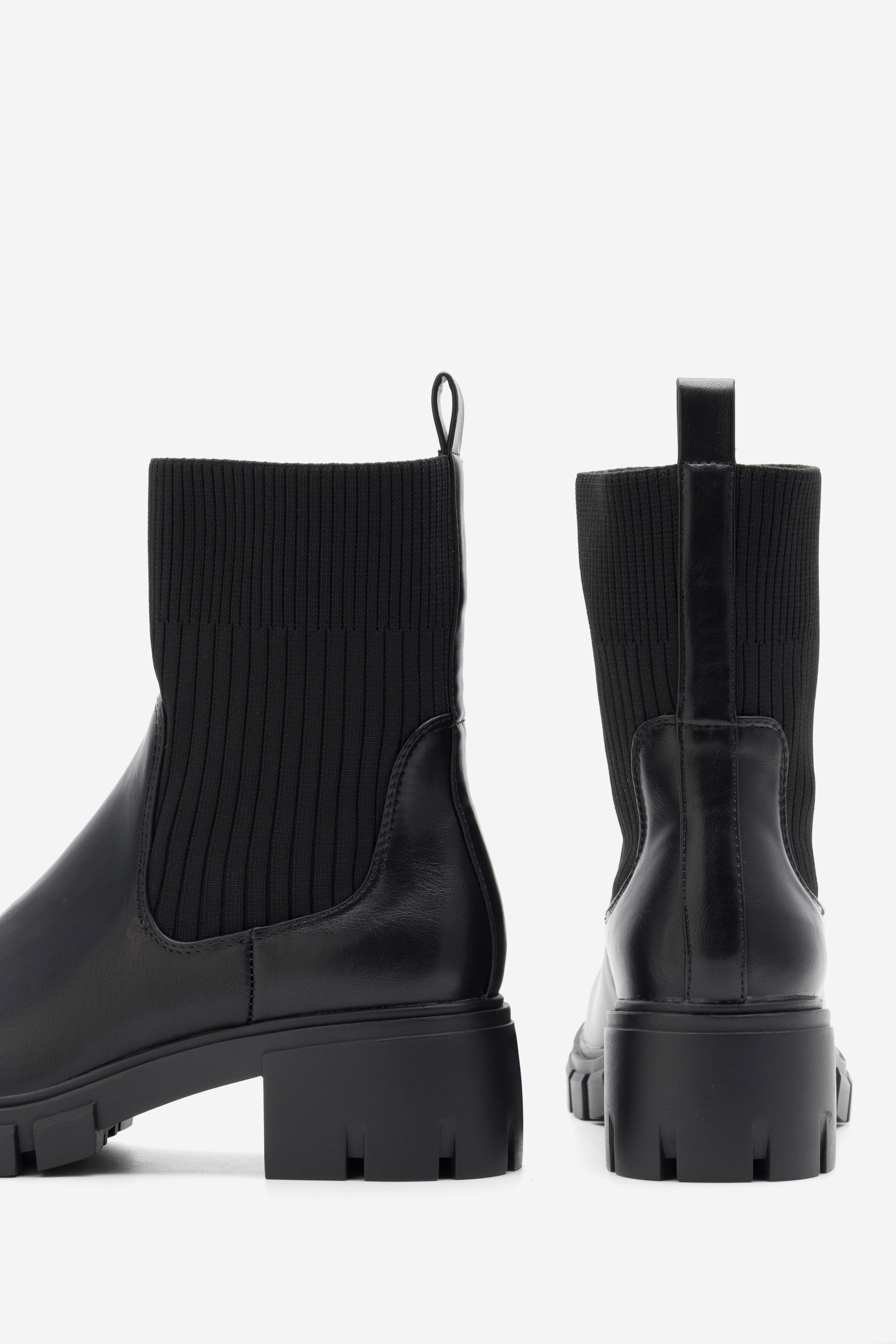 Gležnjače s vezicama Crno