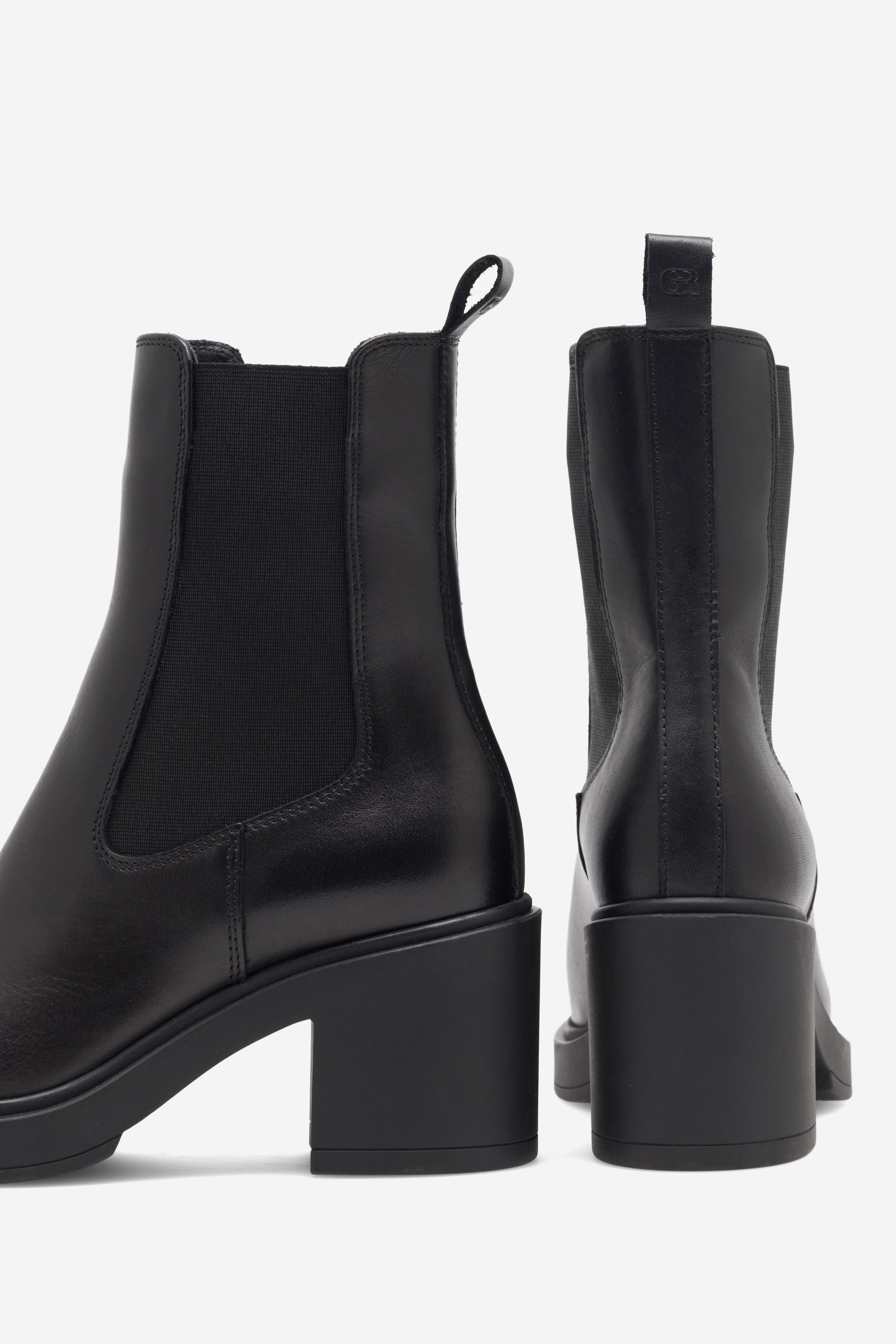 Kotníková obuv s elastickým prvkem Černá