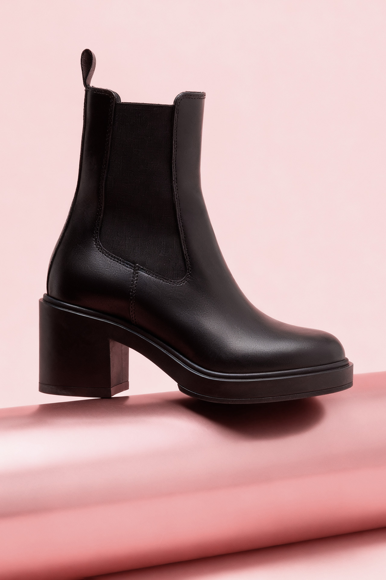 Kotníková obuv s elastickým prvkem Černá