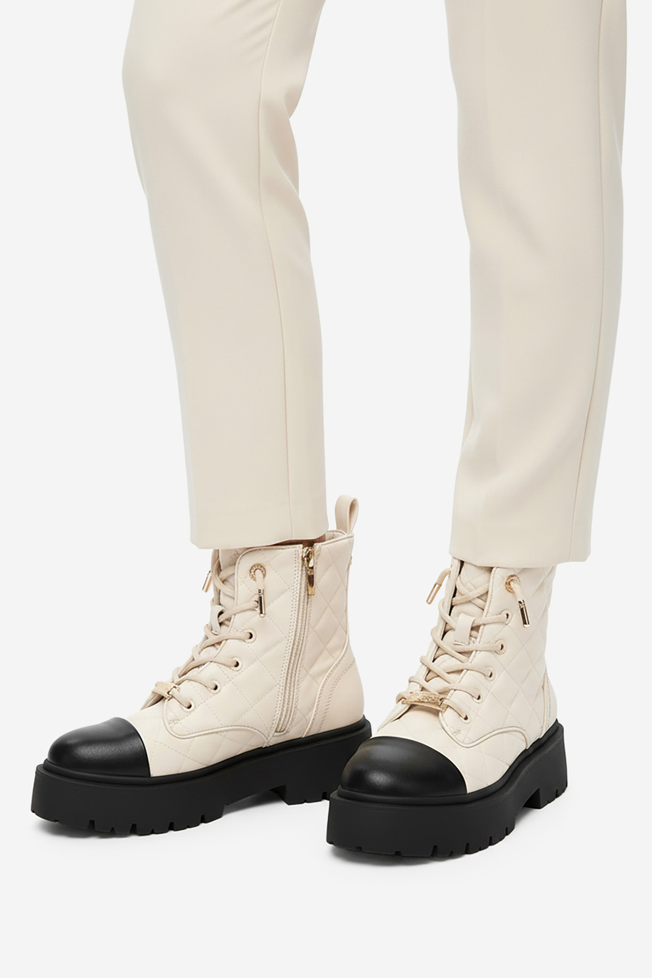 Bakancs Krémszínű