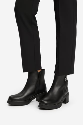 Clara Barson CEO-WS6570-07 NEGRU