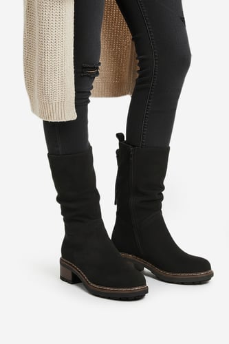 Clara Barson CEO-WS6396-02 NEGRU