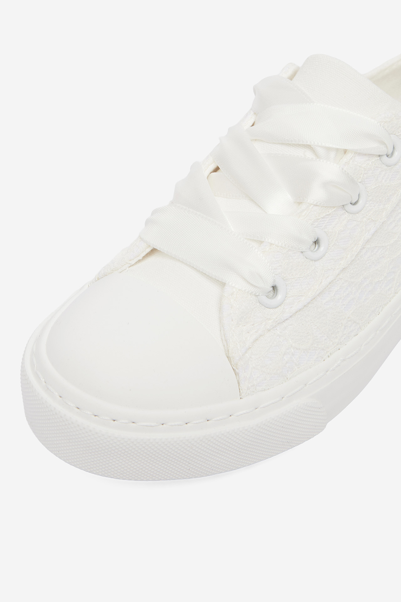 Platnene superge Bela