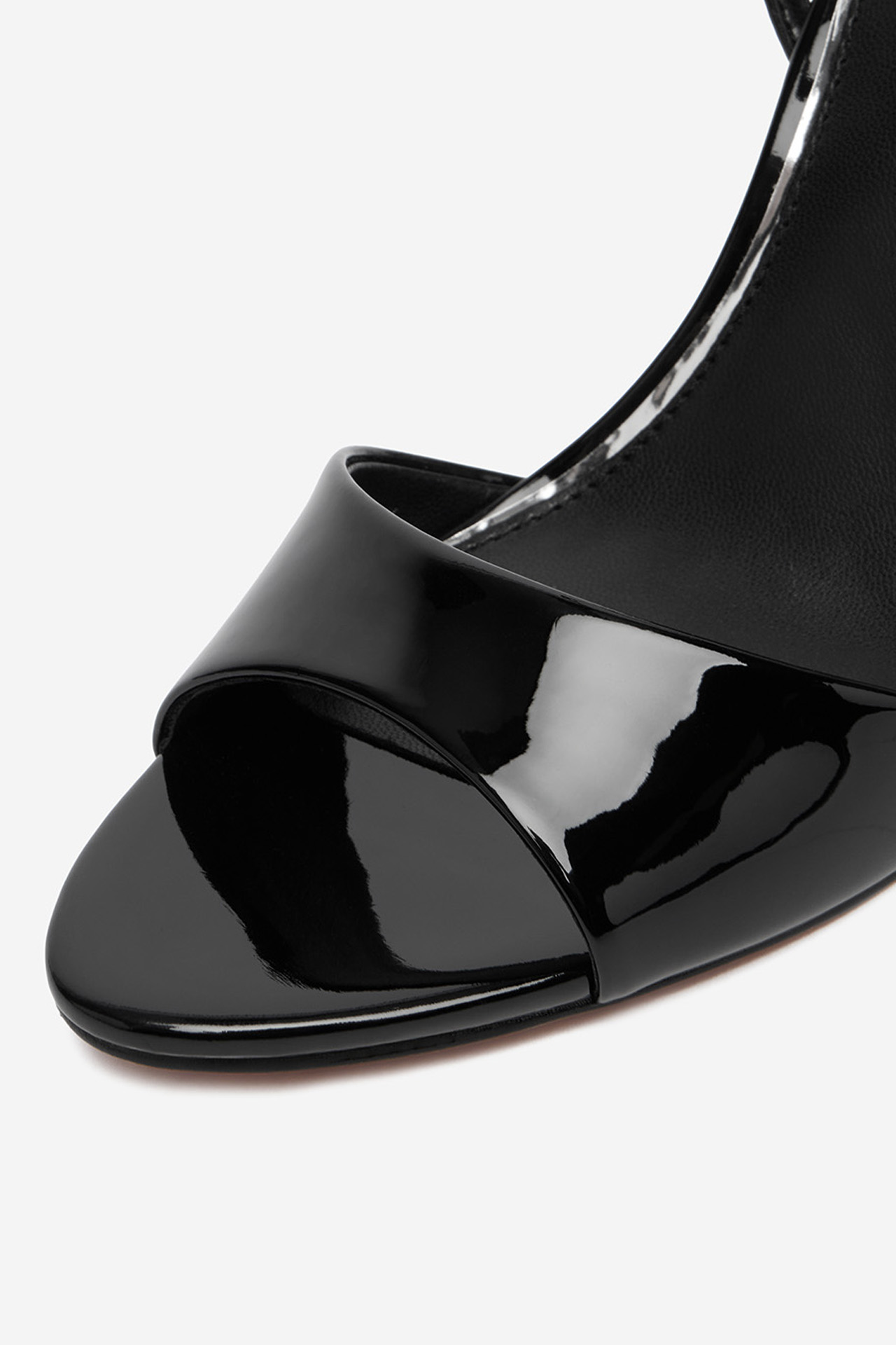 Čevlji z visoko peto Črna