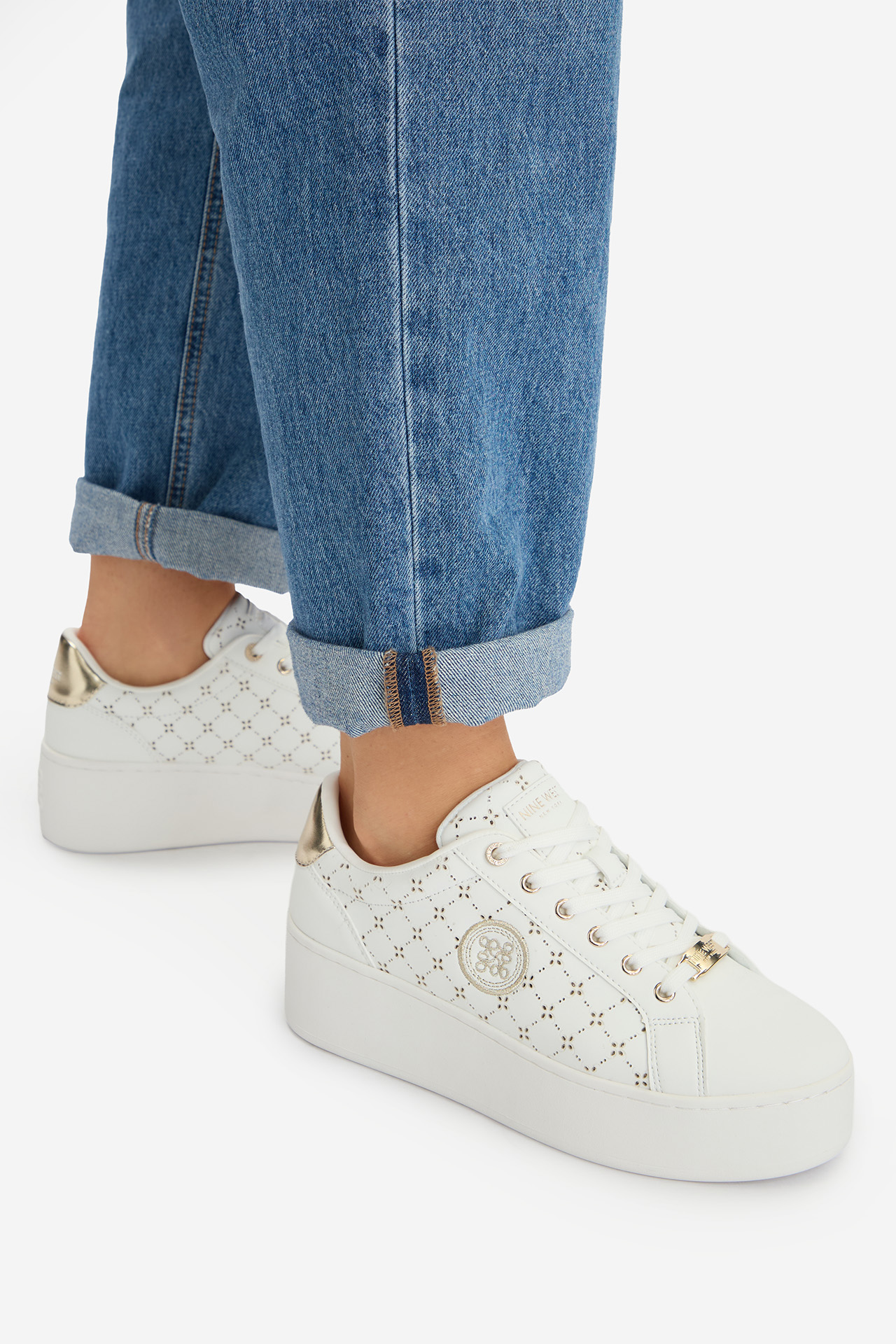 Сникърси Бял