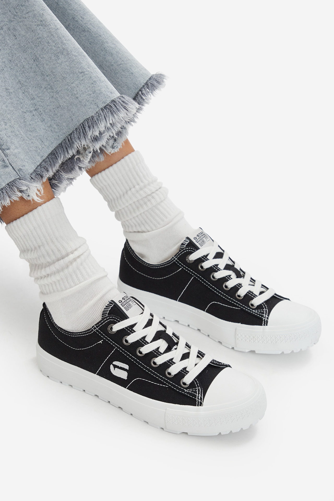 Platnene superge Črna