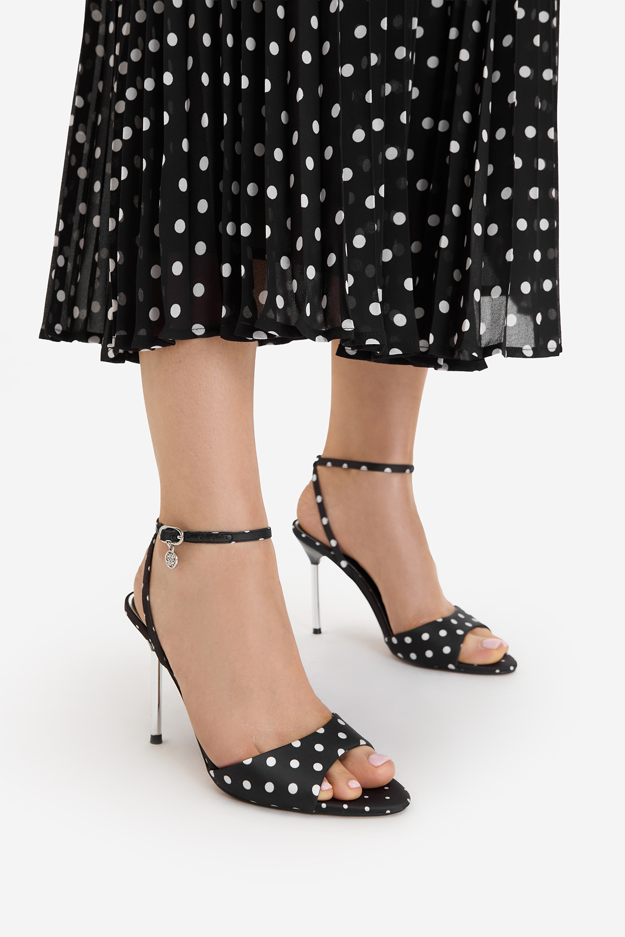 Čevlji z visoko peto Črna