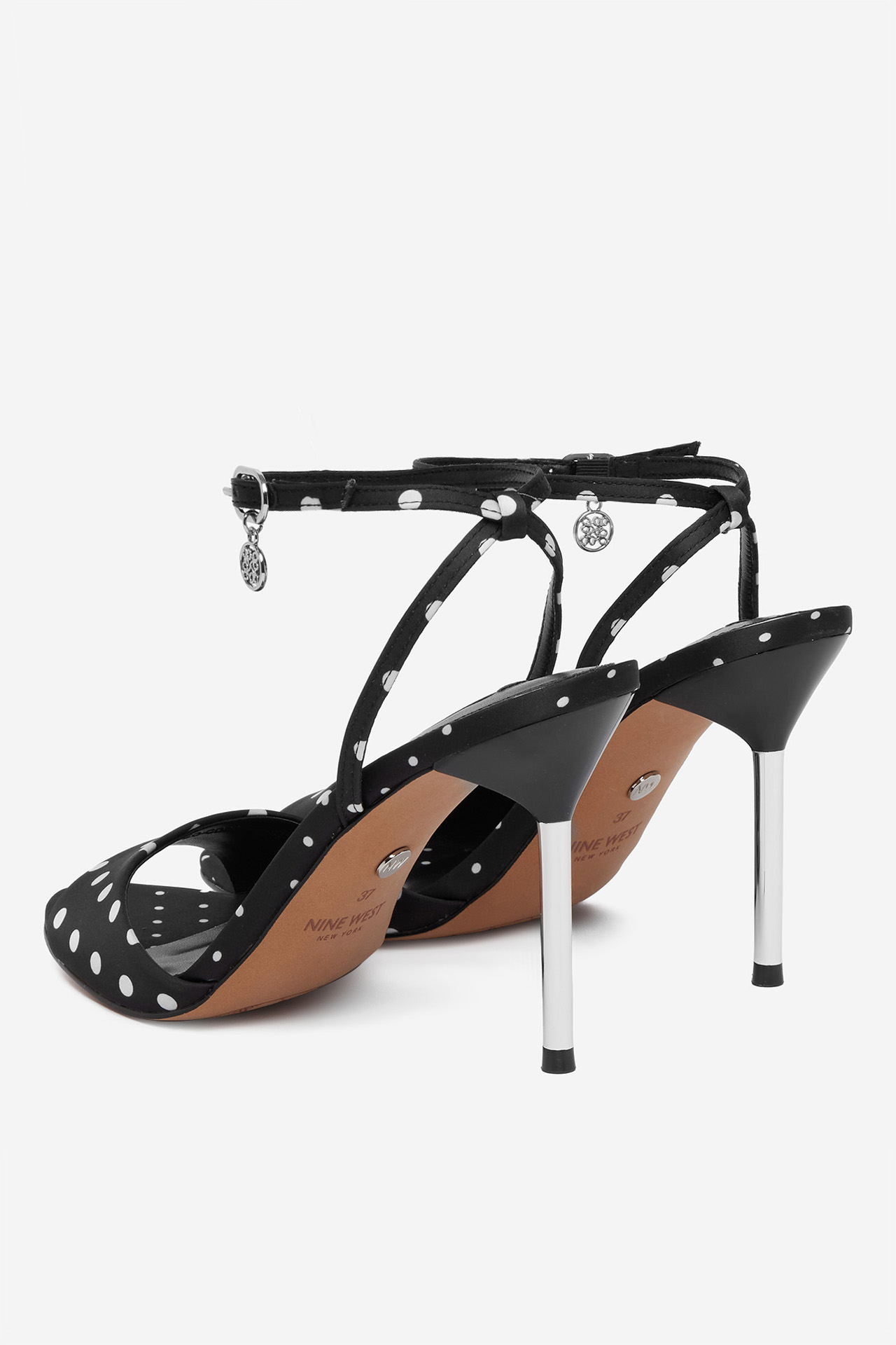 Čevlji z visoko peto Črna