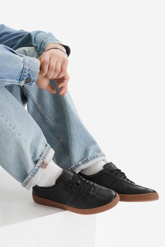 GUESS JEANS EO-ORTEGO-01 126AM Črna