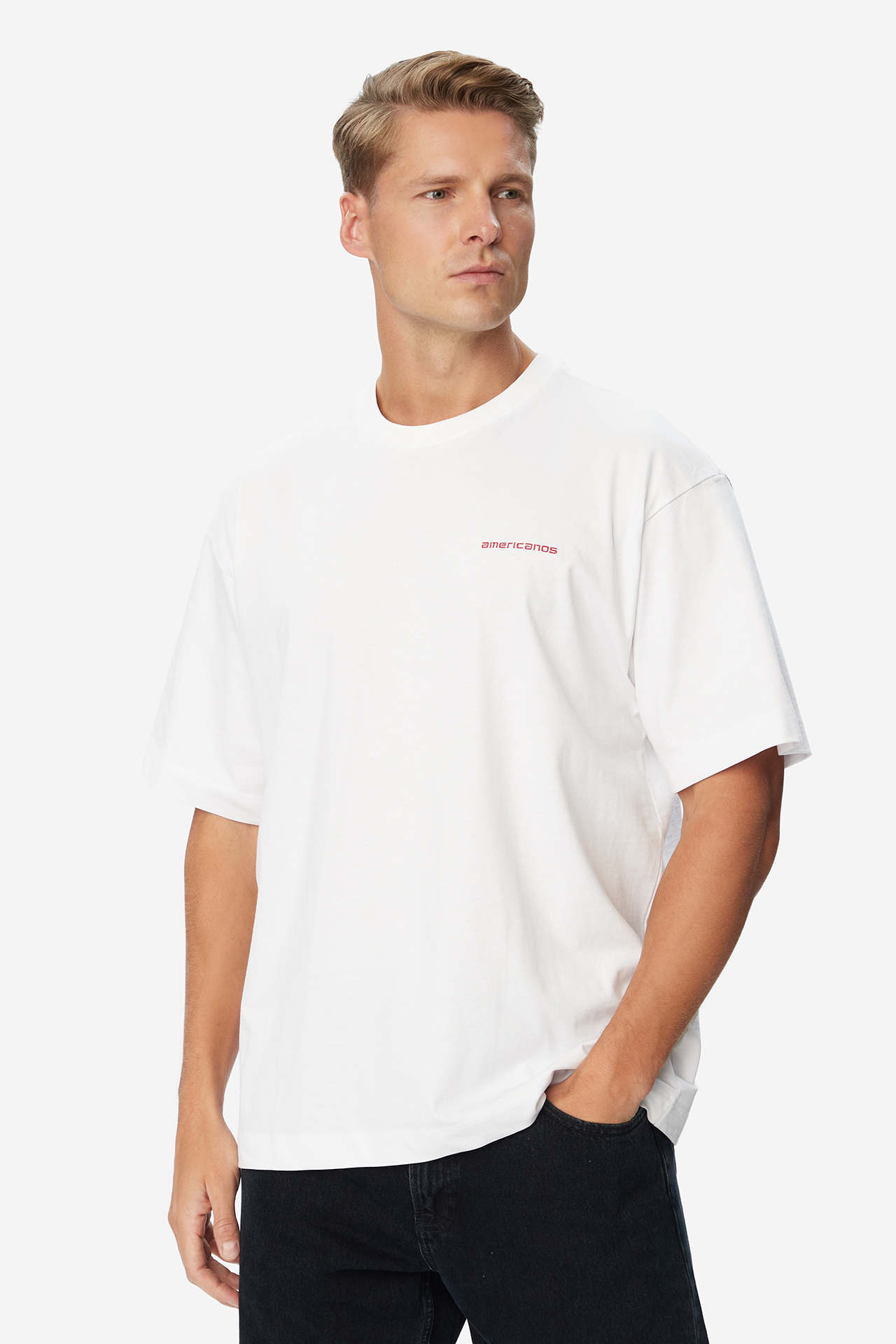 Model prezentuj?cy koszulk?, uj?cie sylwetki od przodu pod lekkim k?tem.
