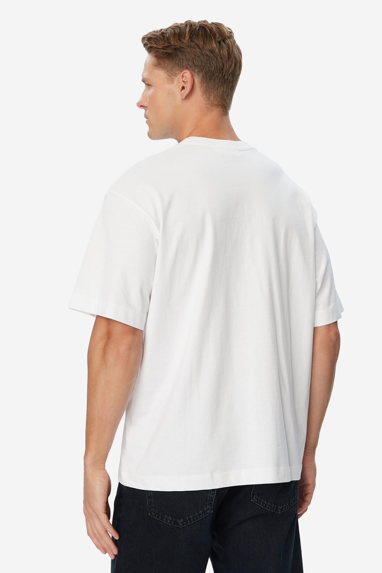 Model prezentuj?cy koszulk?, uj?cie sylwetki od ty?u.