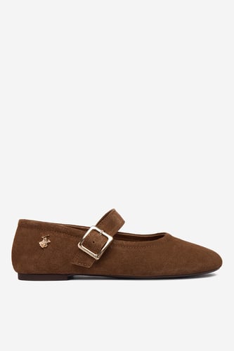 Stopy modelki w balerinach z paskiem, uj?cie z boku od wysoko?ci ?ydki.