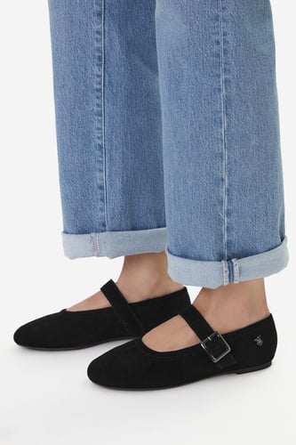 Stopy modelki w balerinach z paskiem, uj?cie z boku od do?u.