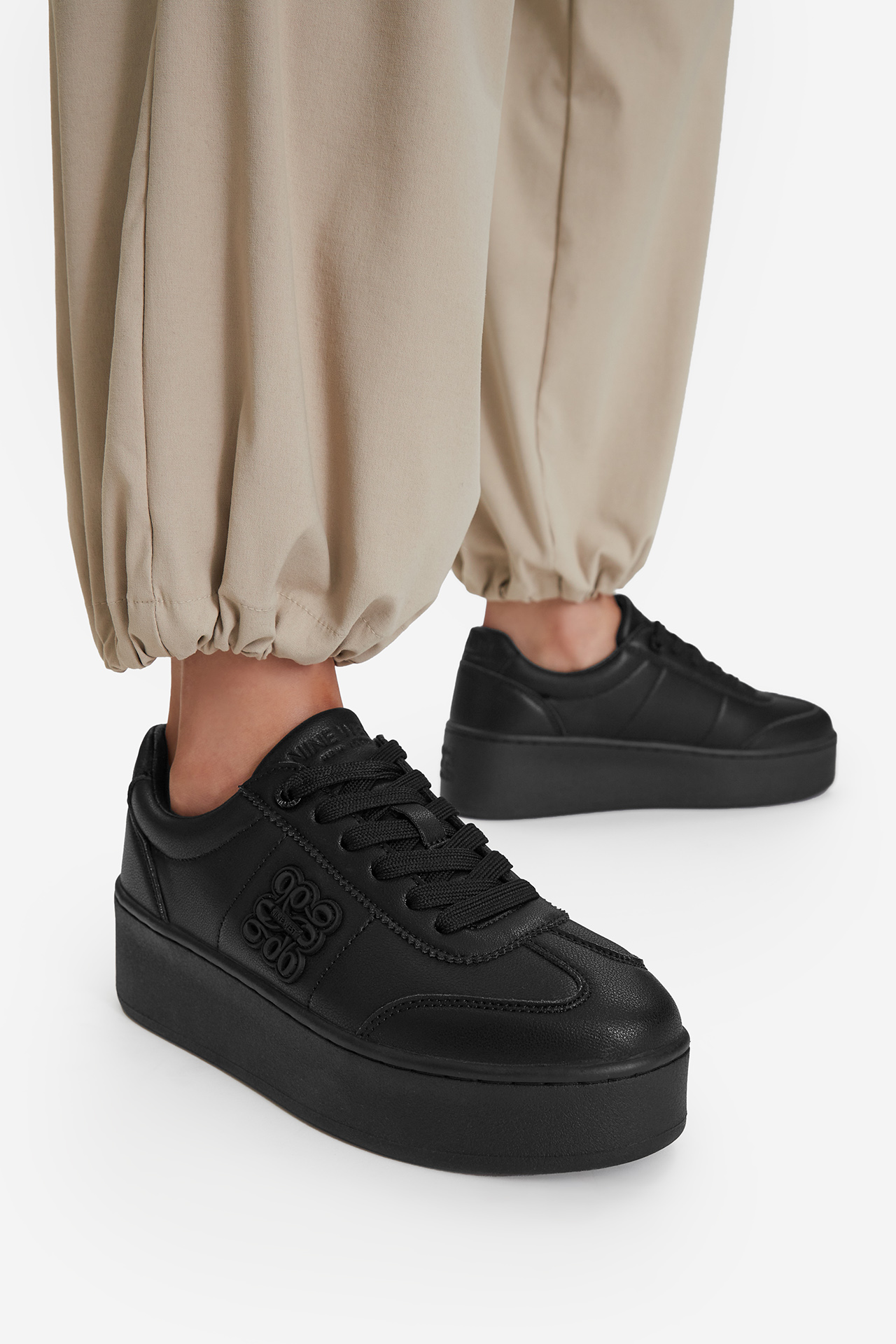Sneakersy Černá