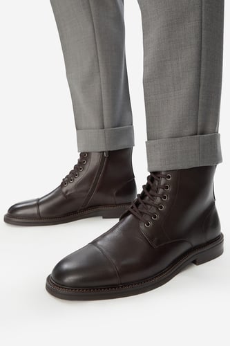 M?skie buty za kostk? na stopach modela, uj?cie ca?ych butów z boku.