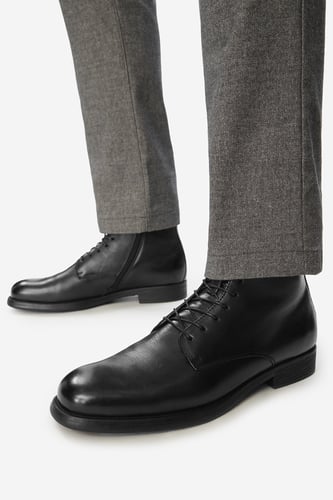 Pojedynczy sznurowany but, widok pod k?tem z przodu na ca?? cholewk?.