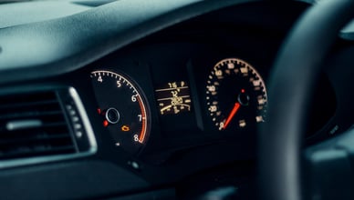 Přístrojová deska dieselového vozu se svítící kontrolkou motoru, symbol typický pro chyby systému SCR a AdBlue.