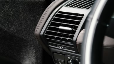 Детальный снимок приборной панели автомобиля с вентиляционным отверстием, подчеркивающий важность салонного фильтра для качества воздуха в салоне.