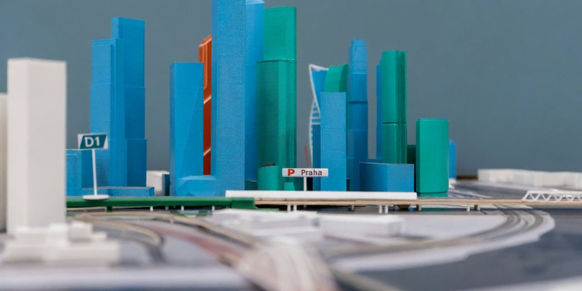 Detailní 3D tištěný architektonický model města, který ukazuje využití technologie pro vizualizaci projektů.