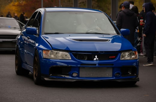Синий спортивный седан Mitsubishi Lancer Evolution, подчёркивающий наши возможности в тюнинге и ремонте высокопроизводительных автомобилей.