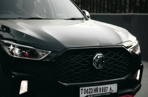 Деталь передней решётки и фары премиального чёрного внедорожника MG Gloster, демонстрирующая наше внимание к деталям при каждом ремонте.