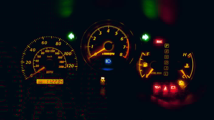 Rozsvícené varovné kontrolky na palubní desce vozu, včetně kontrolky motoru a baterie, signalizující poruchu a nutnost diagnostiky v autoservisu.