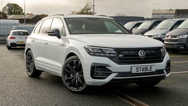 Volkswagen Touareg v servisu na zvedáku během kontroly podvozku a vzduchového odpružení.