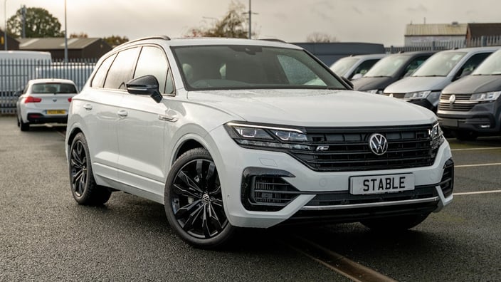 Volkswagen Touareg в сервисе на подъёмнике во время проверки ходовой части и пневмоподвески.