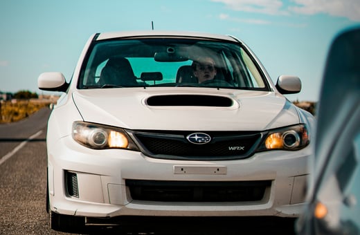 Белый спортивный автомобиль Subaru Impreza WRX — свидетельство нашего опыта в области систем полного привода и обслуживания спортивных автомобилей.