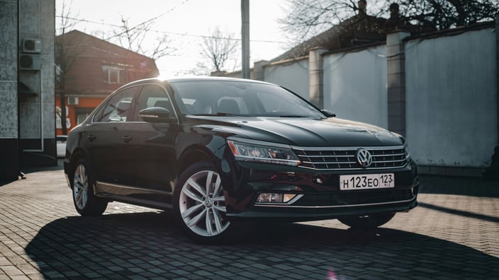 Černý vůz Volkswagen Passat, jehož pravidelná údržba a servis v našem autoservisu zajistí jeho bezchybný vzhled a spolehlivost.