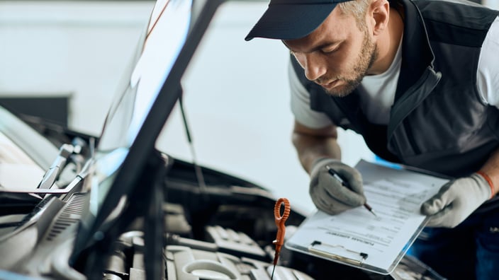 Automechanik provádí důkladnou servisní prohlídku vozu a vyplňuje podrobný protokol o stavu vozidla v našem autoservisu.