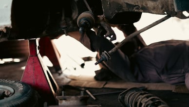 Mechanik při diagnostice vozu v autoservisu.