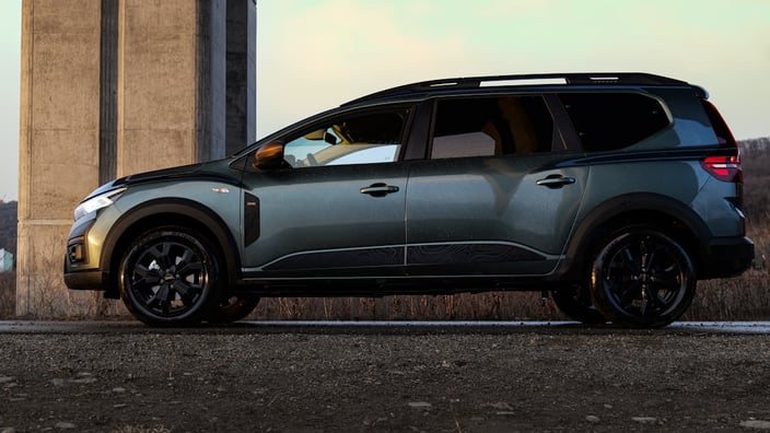 Šedá Dacia Jogger zaparkovaná z boku, sedmimístné rodinné kombi na moderní platformě CMF-B.