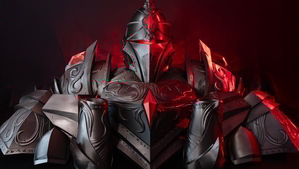 Kompletní a detailní brnění pro cosplay, 3D vytištěné v barvě kovu a zvýrazněné červeným světlem. Zobrazuje helmu, ramenní a hrudní pláty s ozdobnými rytinami a špičatými prvky. Ilustruje použití 3D tisku pro vytváření komplexních filmových rekvizit a cosplay kostýmů.