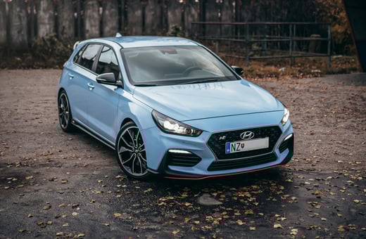 Голубой спортивный хэтчбек Hyundai i30 N, подчёркивающий наши специальные знания в обслуживании спортивной линейки N от Hyundai.