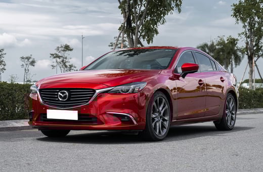 Ярко-красный седан Mazda 6 — стильный и надёжный автомобиль, для обслуживания и ремонта которого наши техники имеют полную квалификацию.