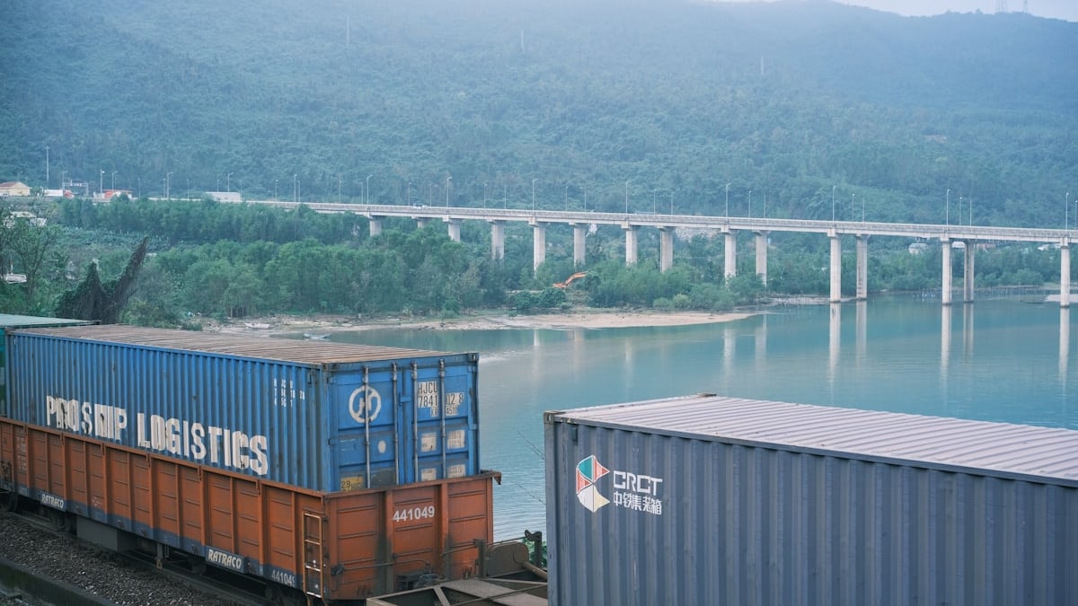 Intermodální přeprava kombinující silnici a železnici