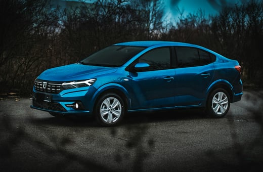 Синий седан Dacia Logan — практичный и надёжный автомобиль, для которого мы предлагаем доступное и профессиональное техническое обслуживание.