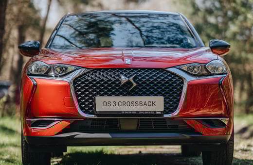 Красный премиальный компактный внедорожник DS 3 Crossback, демонстрирующий наши особые навыки в обслуживании роскошных и дизайнерских автомобилей.