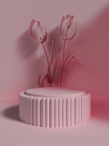 Růžový 3D vytištěný podstavec s geometrickými detaily. Za ním jsou umístěné jemné, drátěné obrysy tulipánů. Design ilustruje, jak lze pomocí 3D tisku vytvářet dekorace a umělecké předměty pro domov a zahradu.