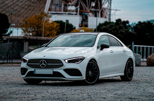 Bílé luxusní kupé Mercedes-Benz CLA, demonstrující třídu vozidel, pro která poskytujeme odborné opravy a údržbu.