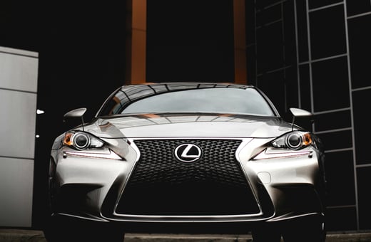 Роскошный седан Lexus IS с фирменной веретенообразной решёткой радиатора — прекрасный пример премиальных автомобилей, для которых мы предлагаем специализированное обслуживание.