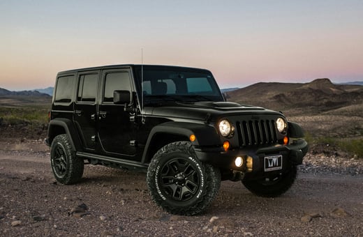 Jeep Wrangler Unlimited, классический чёрный внедорожник 4x4, идеально подходящий для клиентов, ищущих приключений и надёжные ремонтные услуги.