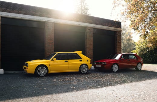 Классические раллийные автомобили Lancia Delta Integrale в жёлтом и красном цветах, демонстрирующие нашу страсть и опыт в обслуживании высокопроизводительных и винтажных автомобилей.