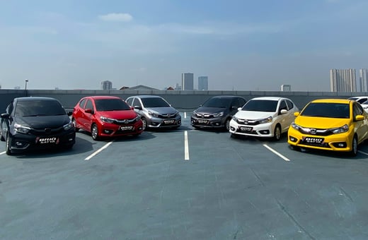 Автопарк из ярких компактных автомобилей Honda Brio, иллюстрирующий нашу способность профессионально обслуживать как частные автомобили, так и целые автопарки.